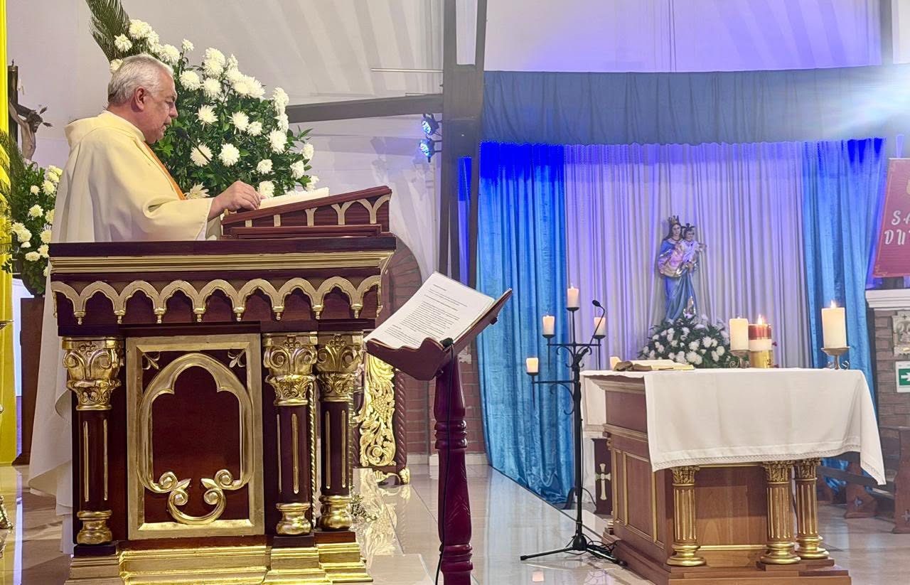 Celebración de la Santa Misa en la Parroquia Jesús Caído